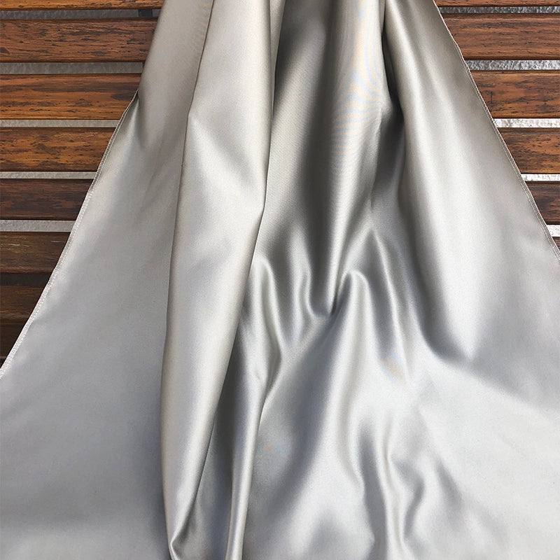 Mont Royal Reloaded – edler Satin-Vorhang nach Maß blickdicht mit Glanz und Akustikfunktion
