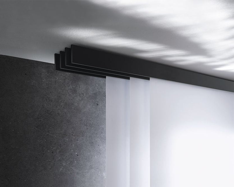Interstil F1 – hochwertige 2- bis 5-läufige Flächenvorhangschiene zur Deckenmontage