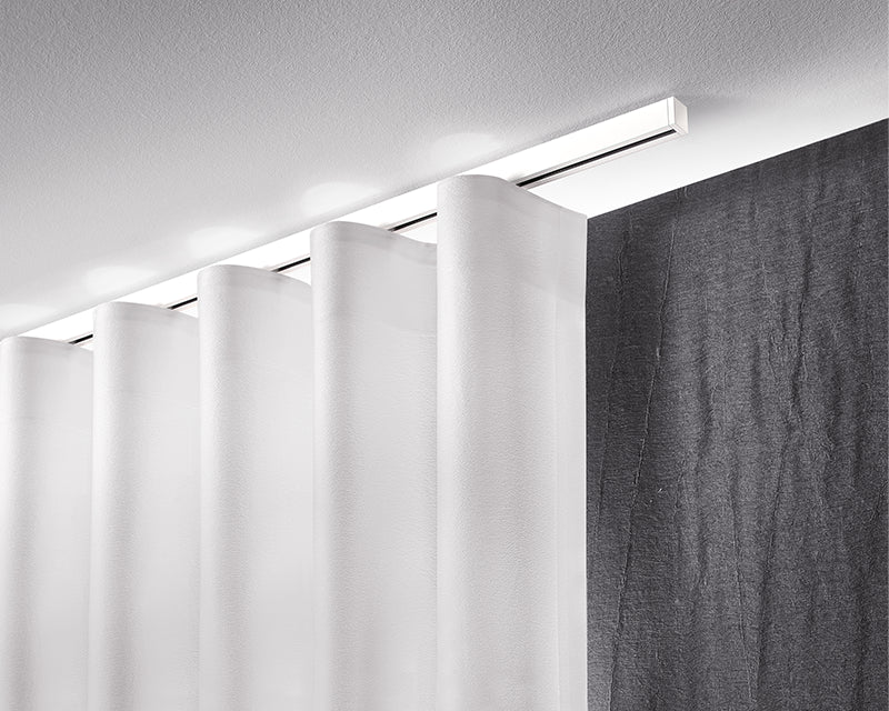 Interstil Zero.2 W – moderne quadratische Wellenvorhangschiene zur Deckenmontage