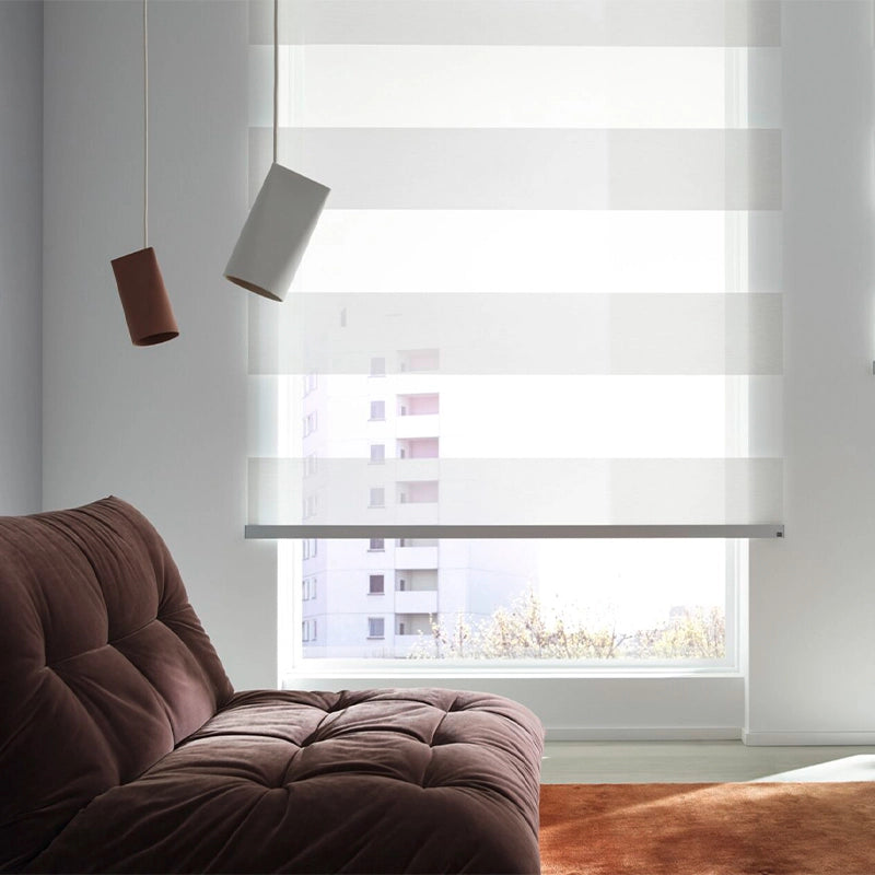 Avenue – modernes Design-Rollo nach Maß mit Querstreifen Glanzeffekt weiß, beige, silber, grau