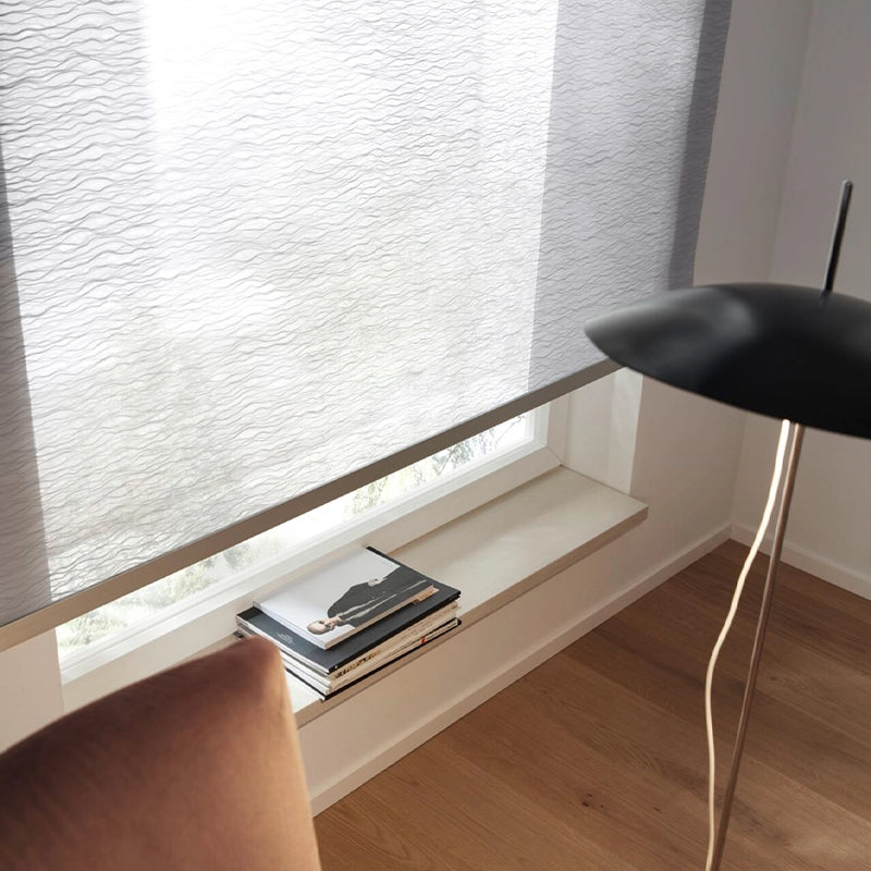 Seaside – modernes Design-Rollo nach Maß mit fließendem Wellenmuster Webstruktur Weiß Beige Silber Grau
